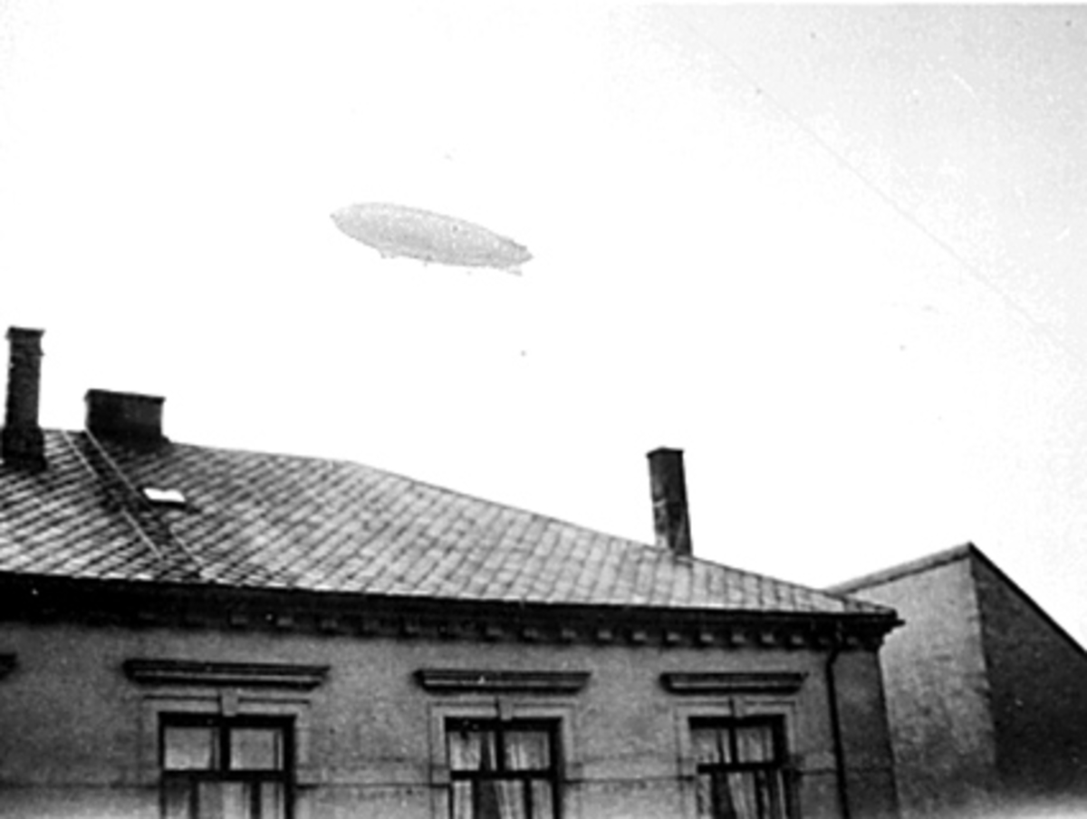 Anno Domkirkeodden, LUFTSKIPET "NORGE", OVER HUSTAKENE I HAMAR. Sannsynligvis feil navn, sted eller årstall da Luftskipet "Norge" eksisterte i 1925/1926 (ble demontert mai 1926). Luftskipet "Norge" var aldri over Hamar, men gikk direkte fra Oslo til Leningrad.