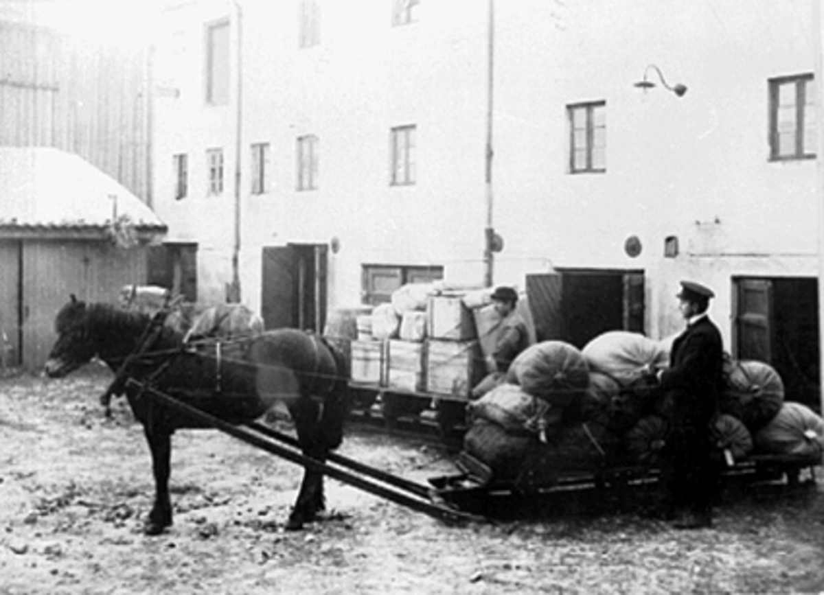Anno Domkirkeodden, EKSTERIØR, BAKGÅRD, HESTER, KJERRER, VAREKJØRING, M. MURSTAD,