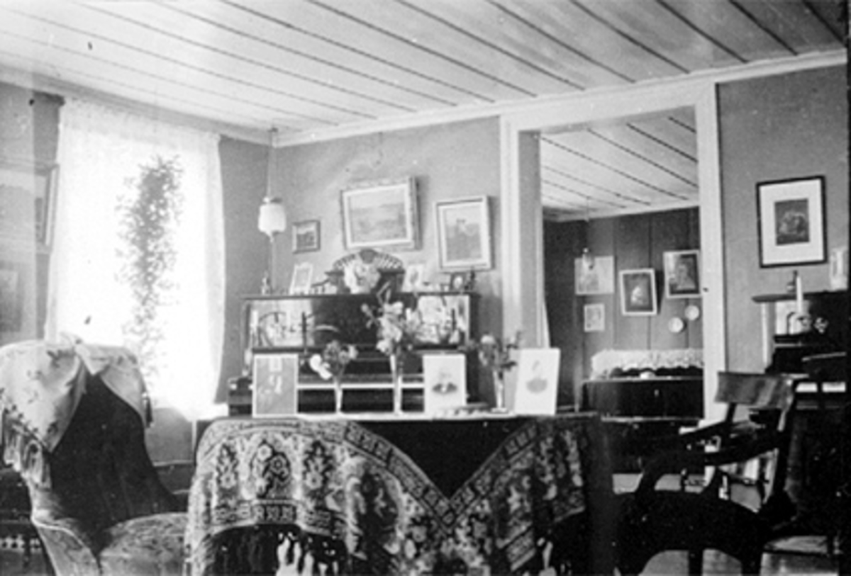 Anno Domkirkeodden, INTERIØR STUE, HJEMME HOS JULIE ØSTBYE, PLYSJ, MØBLER, BILDER