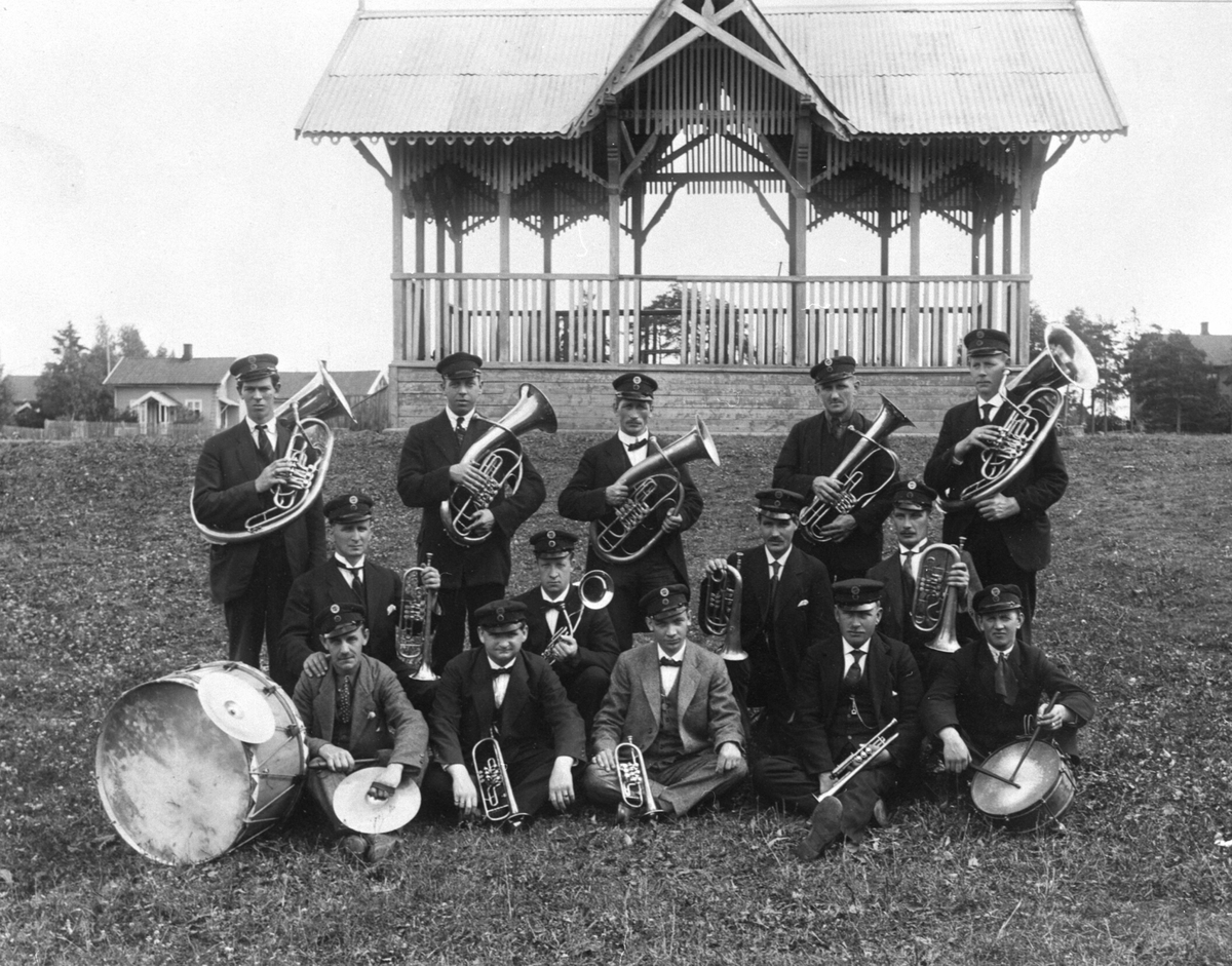 Anno Domkirkeodden, GRUPPE 14, FAGFORENINGENES MUSIKKORPS. MESSINGBLÅSERE, MUSIKKPAVILJONGEN I HAMAR PARK. FORAN FRA VENSTRE, JOHANNES ANDERSEN, STORTROMME, ANDREAS NAGEL B- KORNETT, HALVDAN B. HANSEN DIRIGENT OG ESS-KORNETT, JOHANNES AMUNDSEN, B-KORNETT, MIKAEL MIKKELSEN, LILLETROMME. I MIDTEN FRA VENSTRE SITTER SØRE…