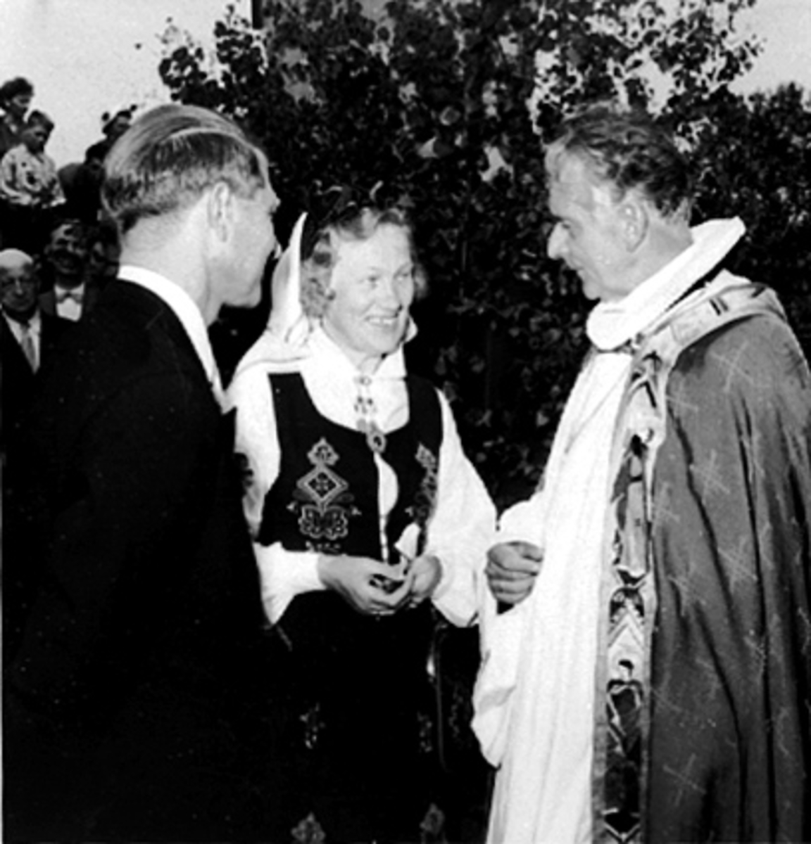 Anno Domkirkeodden, HAMARDAGEN 1955, BISKOP SCHJELDERUP, Kvinnen i midten er lektor Oddrun Kaarstad.