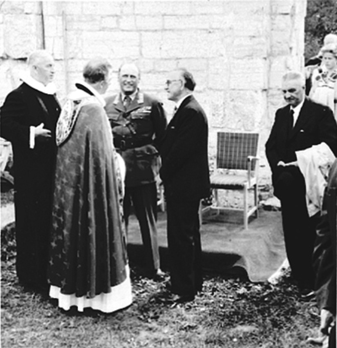 Anno Domkirkeodden, HAMARDAGEN 1955, DOMPROST HANS FINSTAD, BISKOP SCHJELDERUP, HKH. KRONPRINS OLAV, STATSRÅD BERGERSEN OG LENGST TIL HØYRE RÅDMANN SIG. PEDERSEN
