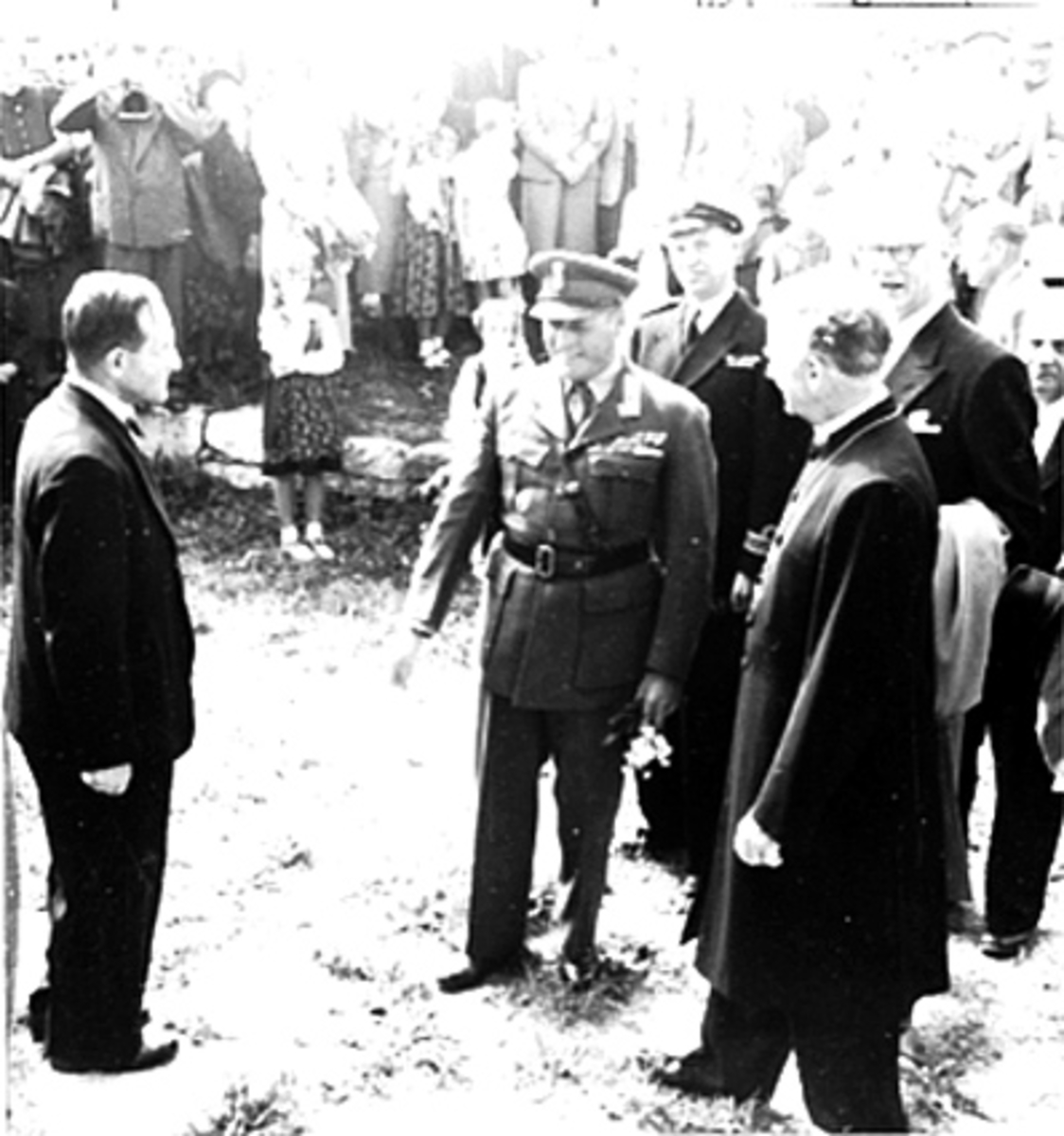 Anno Domkirkeodden, HAMARDAGEN 1955, BLEKEN-NILSSEN MOTTAR HKH. KRONPRINS OLAV, BISKOP SCHJEDERUP OG ORDFØRER AUDENSEN.