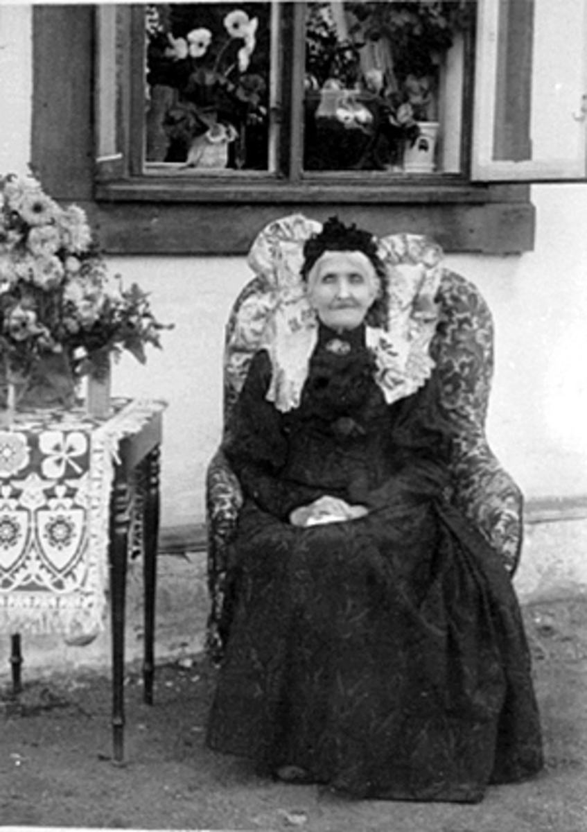 Anno Domkirkeodden, INTERIØR, DAME, STOL, LINE MATHESON, BLOMSTER, KLÆR