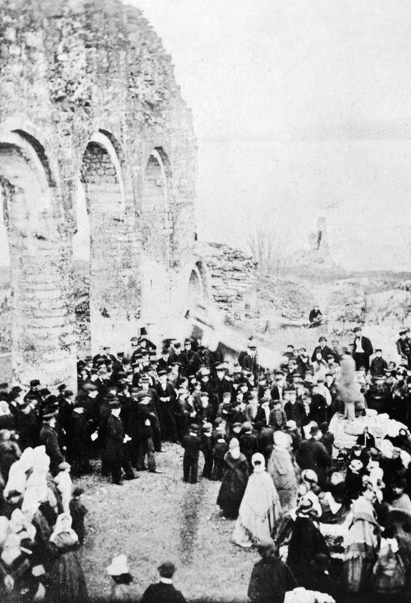 Anno Domkirkeodden, 17. MAI, MYE FOLK. DOMKIRKERUINEN, HEDMARKSMUSEET OG DOMKIRKEODDEN. SE OGSÅ DOK-33923. TRESNITT: 17 MAI 1864 I DOMKIRKERUINEN, HKR. 200. PROST VINSNES TALER I DOMKIRKERUINERNE. EFTER TRÆSNIT I ILLUSTRERT NYHEDSBLAD. ETTER FOTOGRAFI AV HALVDAN LUNDE.