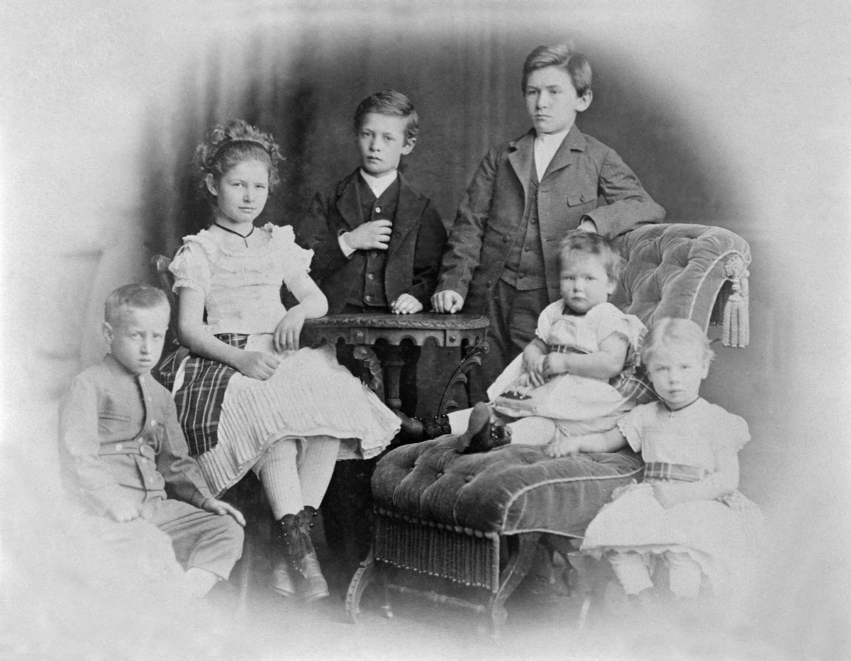 Anno Domkirkeodden, GRUPPE 6 BARN, FAMILIEN ZAPFFE FRA HØYRE: RAGNHILD FØDT 1876, WILHELMINE (MIMI) FØDT 1874, JULIUS FØDT 1863, LUDVIG FØDT 1867, CLARA FØDT 1865 OG HÅKON FØDT 1869-1944.