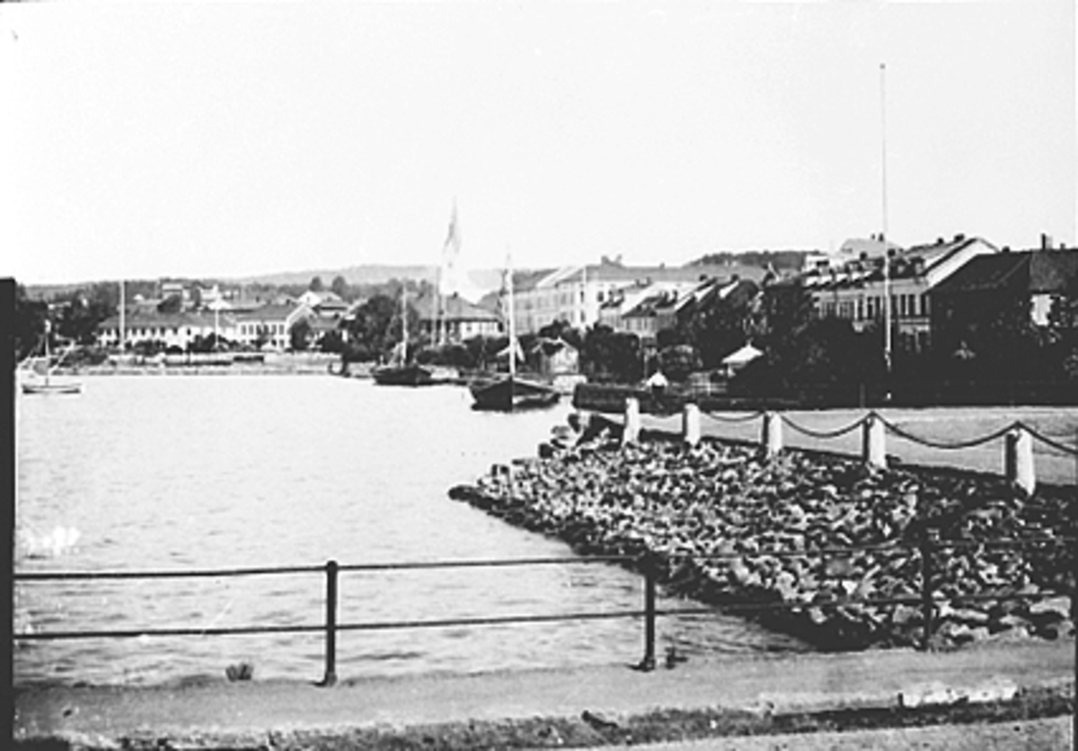 Anno Domkirkeodden, BYPANORAMA, JERNBANEBRYGGA, STRANDGATEHAGENE, JAKTER, SEILBÅTER LIGGER FORTØYD UTENFOR LYSTHUSENE.
