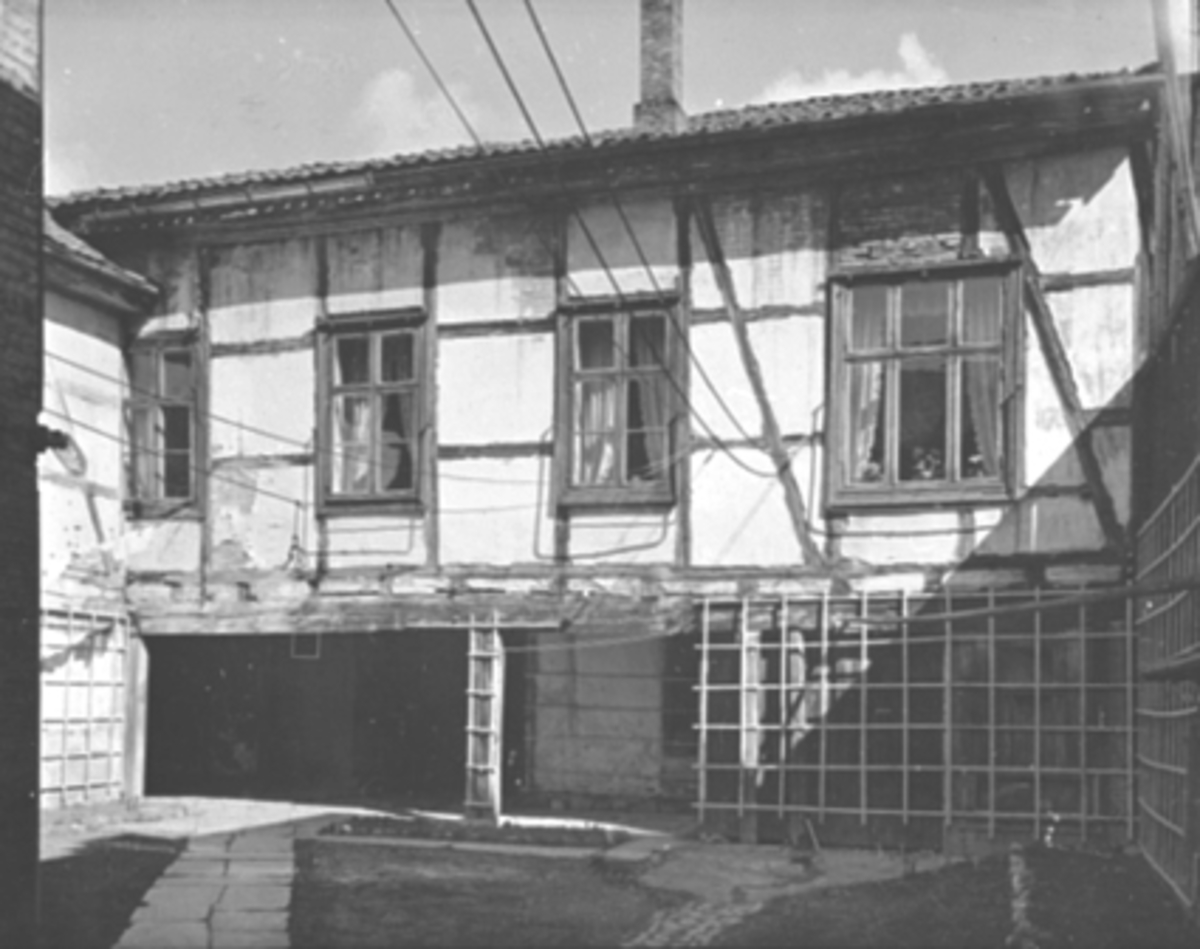 Anno Domkirkeodden, Røhnegården, bakgård, bindingsverk, portrom i Håkons gate 15, gnr 1/bnr 7473. Hamar. 1950.