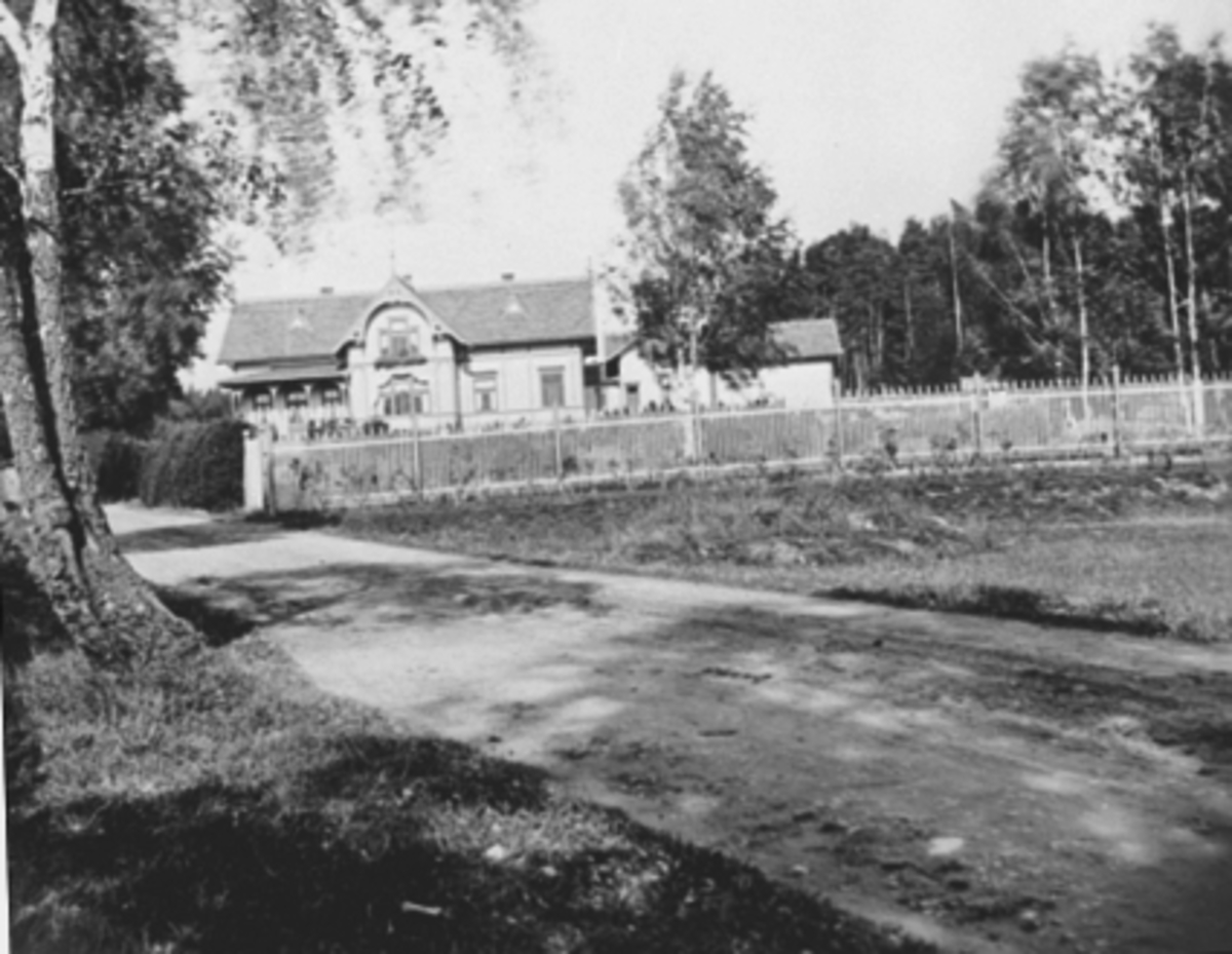 Anno Domkirkeodden, EKSTERIØR BISPEGÅRDEN, SETT FRA SAGATUNVEGEN, STAKITT, UTHUS
