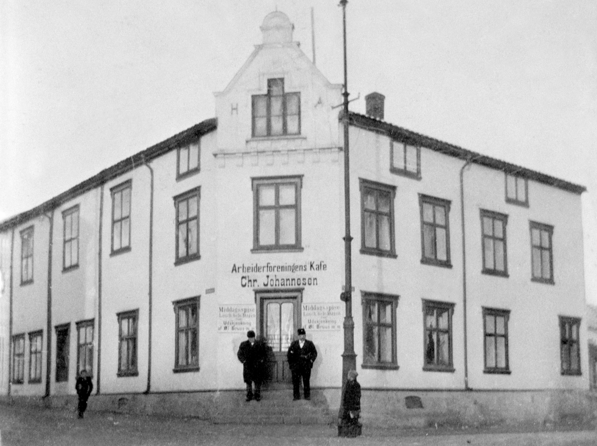 Anno Domkirkeodden, Eksteriør Arbeiderforeningens Kafe, "Arbeider'n", folk foran på trappa, lyktestolpe, Grønnegate 51, Hamar.
