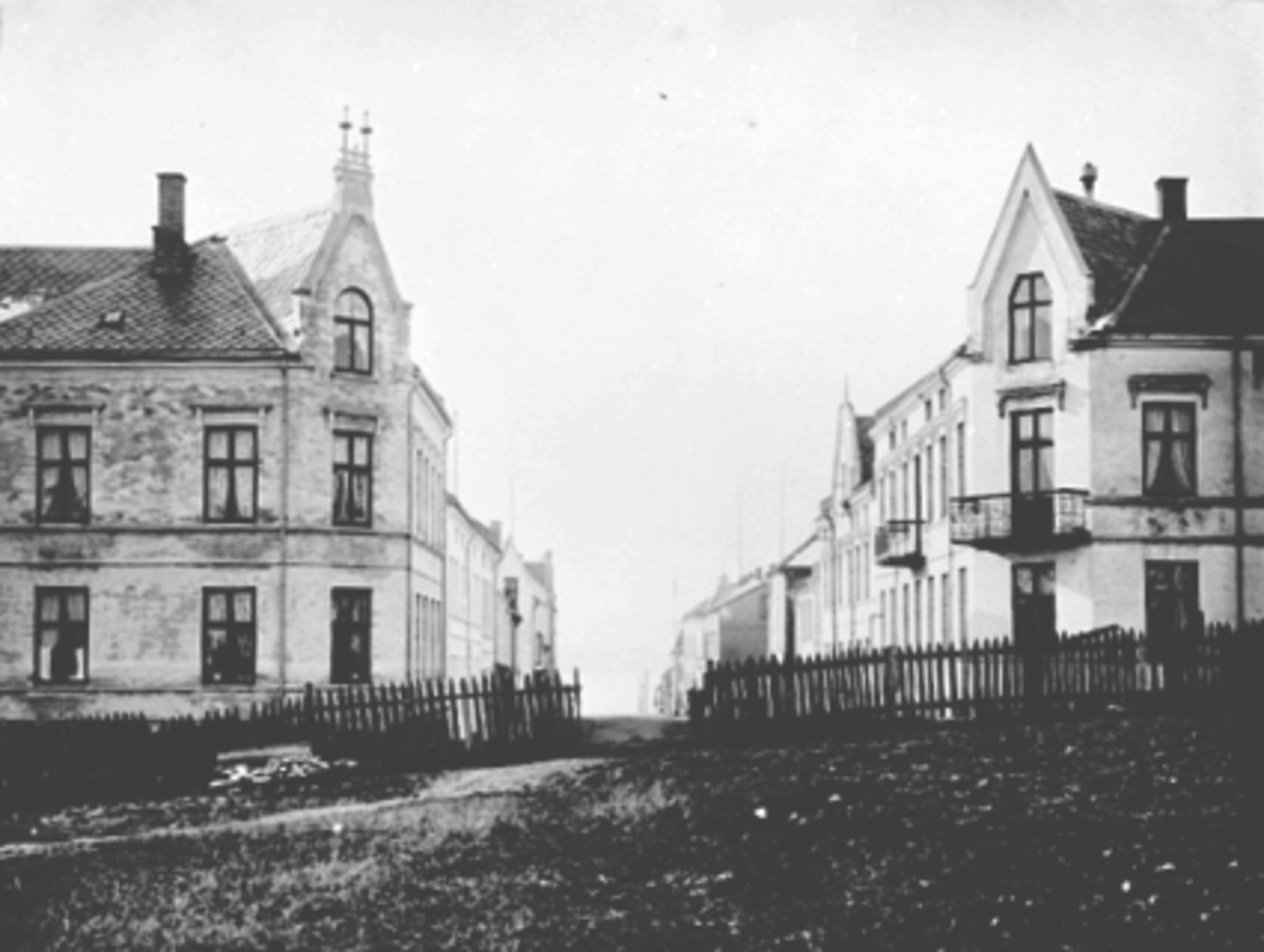 Anno Domkirkeodden, Oversikt Håkonsgate fra Håkonsgate 44-45 mot Østre Torg i Hamar, sett sørover mot Mjøsa. Håkonsgate 45 til venstre og Håkonsgate 44 til høyre. Kompanigården, Companigården t. h. ble bygd før 1900 og huste mange familier gjennom årene, for det meste arbeiderfamilier. Bygården rommet over 20 husvære …