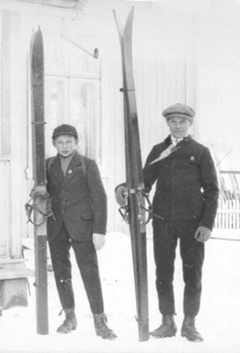 Anno Domkirkeodden, GRUPPE 2 MENN MED SKI, FRA VENSTRE: BRØDRENE ALF BÆKKELUND OG KRISTIAN BÆKKELUND, HAUGLI I BRISKEBYEN,