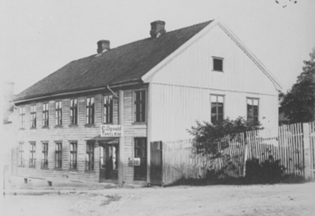 Anno Domkirkeodden, EKSTERIØR TANNLEGE CARL OPSAHLS GÅRD, TORGGATA. 32/VANGSVEGEN