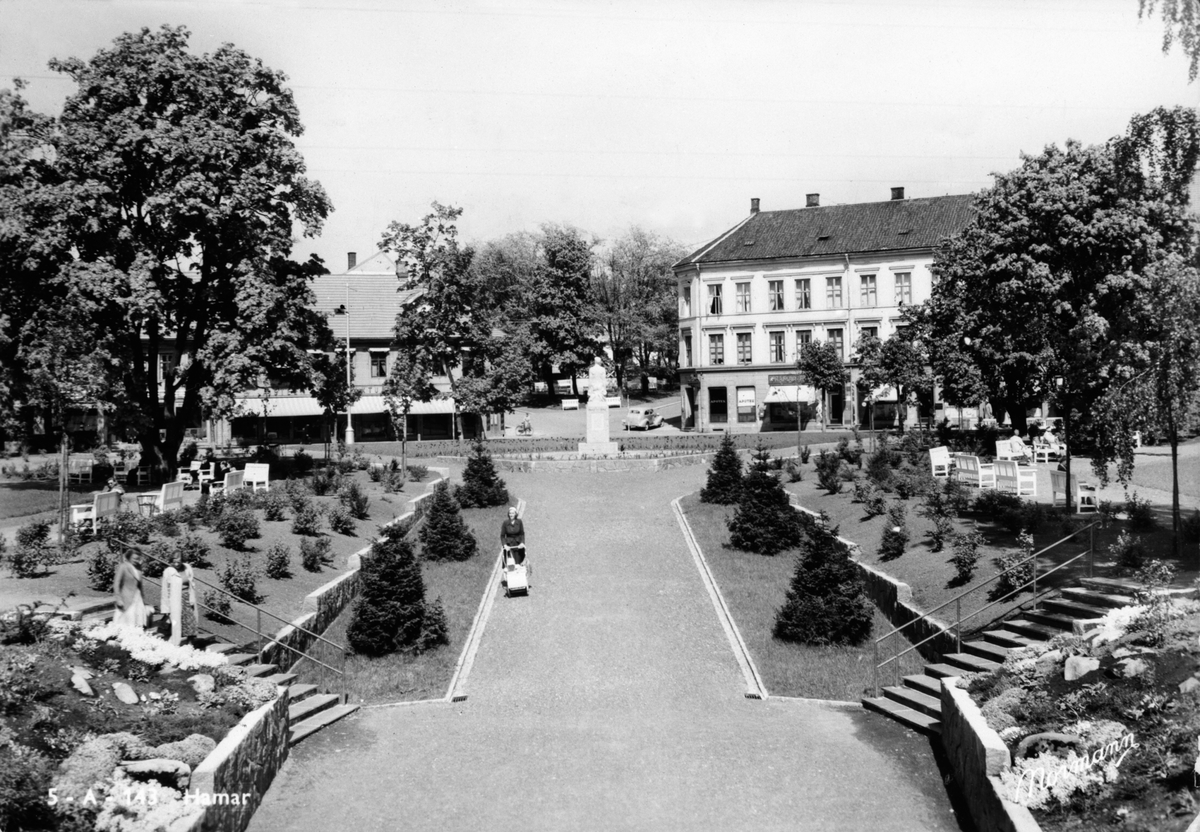 Anno Domkirkeodden, STRANDGATEPARKEN, DAME MED BARNEVOGN, STATUEN OVER DE FALNE I BAKGRUNNEN