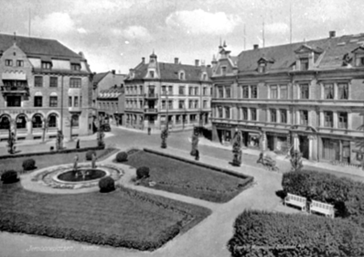 Anno Domkirkeodden, OVERSIKT JERNBANEPLASSEN, JERNBANEPARKEN, VANGS SPAREBANK, JERNBANENES DISTRIKTSKONTOR, SINGERGÅRDEN. POSTKORT:
