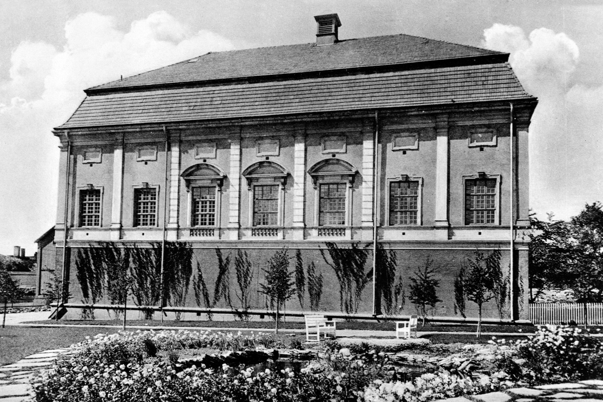 Anno Domkirkeodden, Eksteriør Frimurerlosjen, Østregt. 54 i Hamar, med Fagervikparken i forgrunnen. Bygget ble påbegynt i 1918 og ble innviet i 1921. Arkitekt var Ulf Berbom.