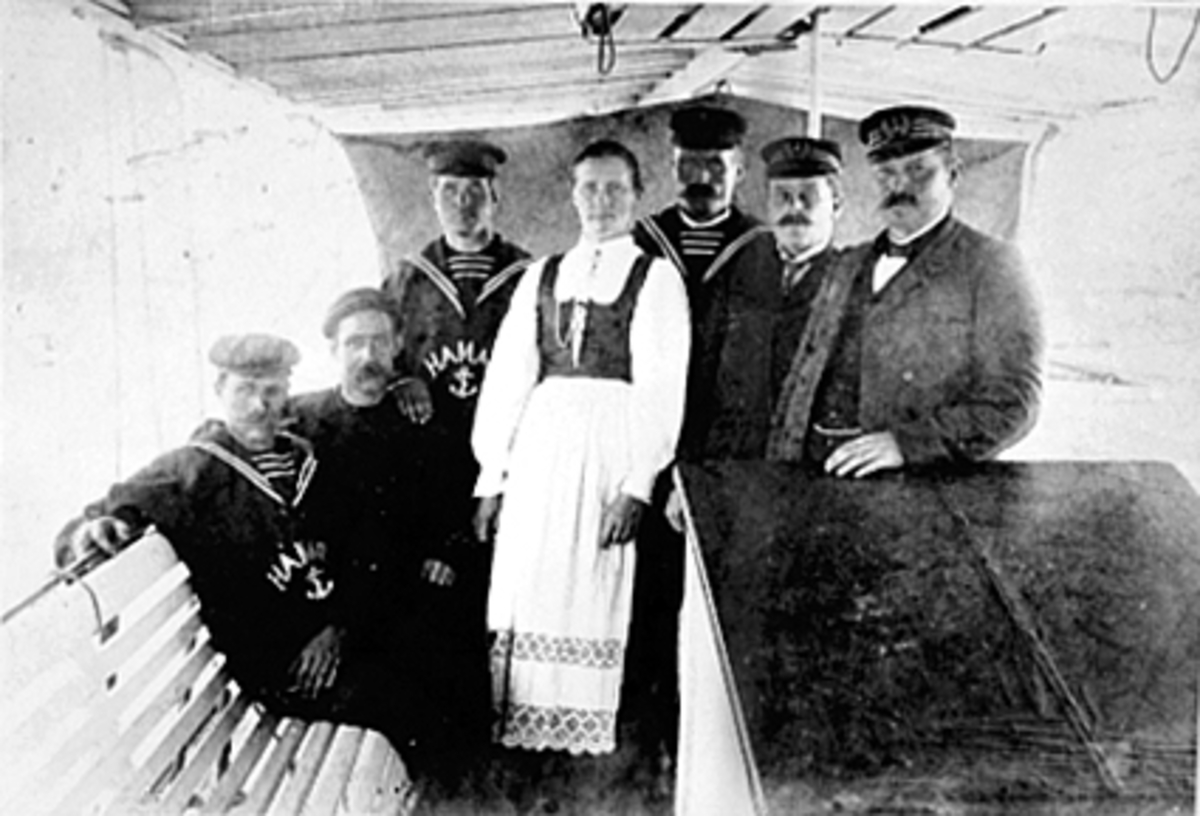 Anno Domkirkeodden, Mannskapet på D/S Hamar. Fotografert på soldekk 1906. Fra venstre: dekksmann Anton Kristiansen, maskinpasser/fyrbøter Georg Gundersen "jørg" (1889-1936), dekksmann Ole Torgunrud, trisa "Anna på båta" styrmann Ole Langgård Feiring, maskinist Olsen, kaptein Martin Larsen (f. 5. 2. 1889- d. . Høsten 1…