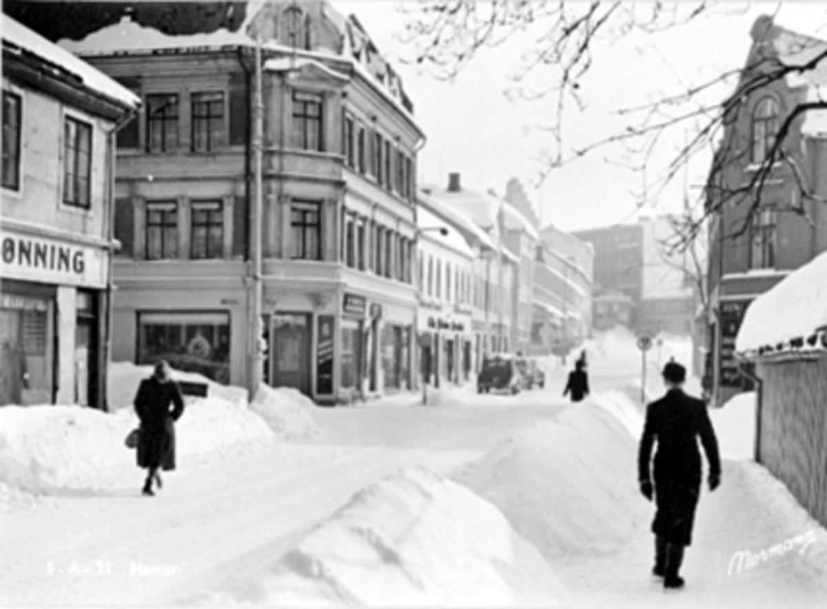 Anno Domkirkeodden, VINTER I TORGGATA FRA EVENSEN & RØNNING, E. FRIIS, MOT SEMINARGATA, HØYE BRØYTEKANTER, FOLK