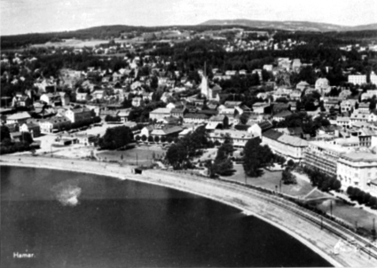 Anno Domkirkeodden, FLYFOTO FRA HAMAR MED HAMARBUKTA, STRANDGATA, STRANDGATEHAGEN, HAMAR DOMKIRKE, HANDELENS HUS ER UNDER OPPUSSING.