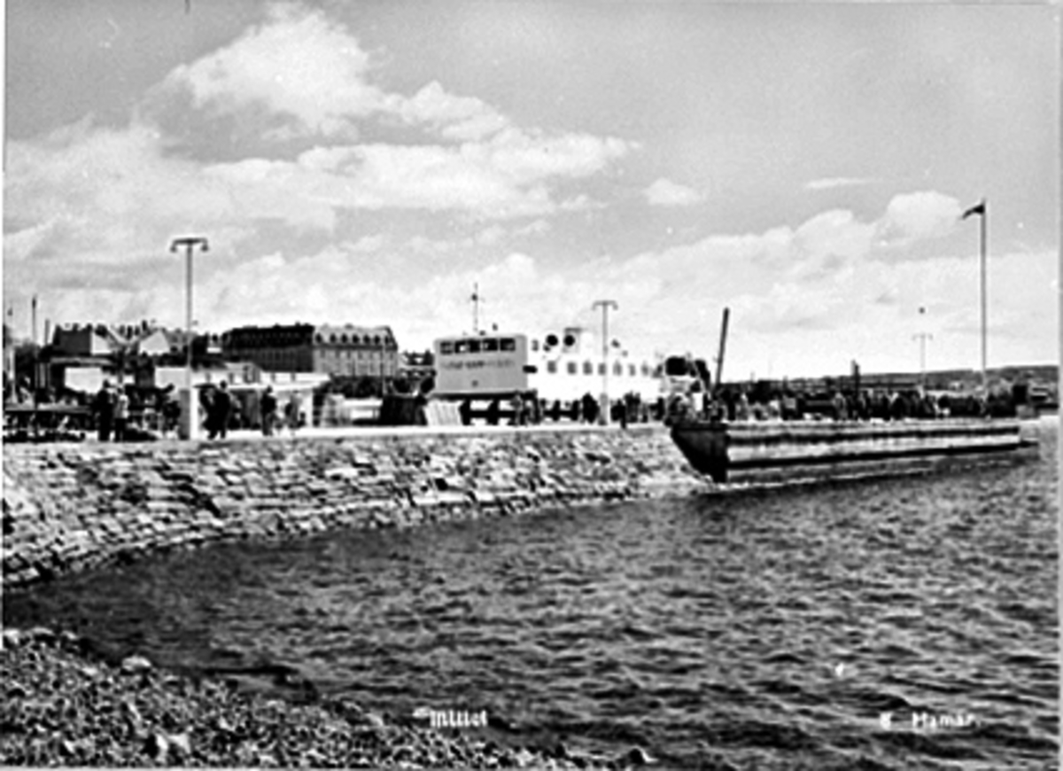 Anno Domkirkeodden, HAMAR BRYGGE, M. S. HAMAR-KAPP FERGEN, MYE FOLK, RÅDHUSET I BAKGRUNNEN