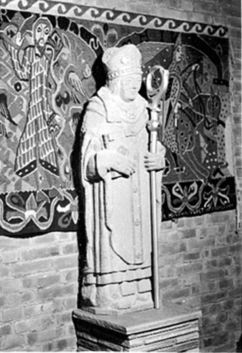 Anno Domkirkeodden, INTERIØR ST. TORFINNS KIRKE, STATUE AV ST. TORFINN BISKOP AV HAMAR. Katolske kirke. Postkort.
