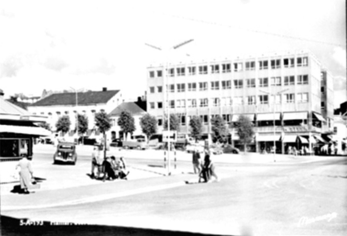 Anno Domkirkeodden, FRA NARVESENKIOSKEN PÅ STORTORGET MOT CASABLANCA, FOLKELIV, BILER.
