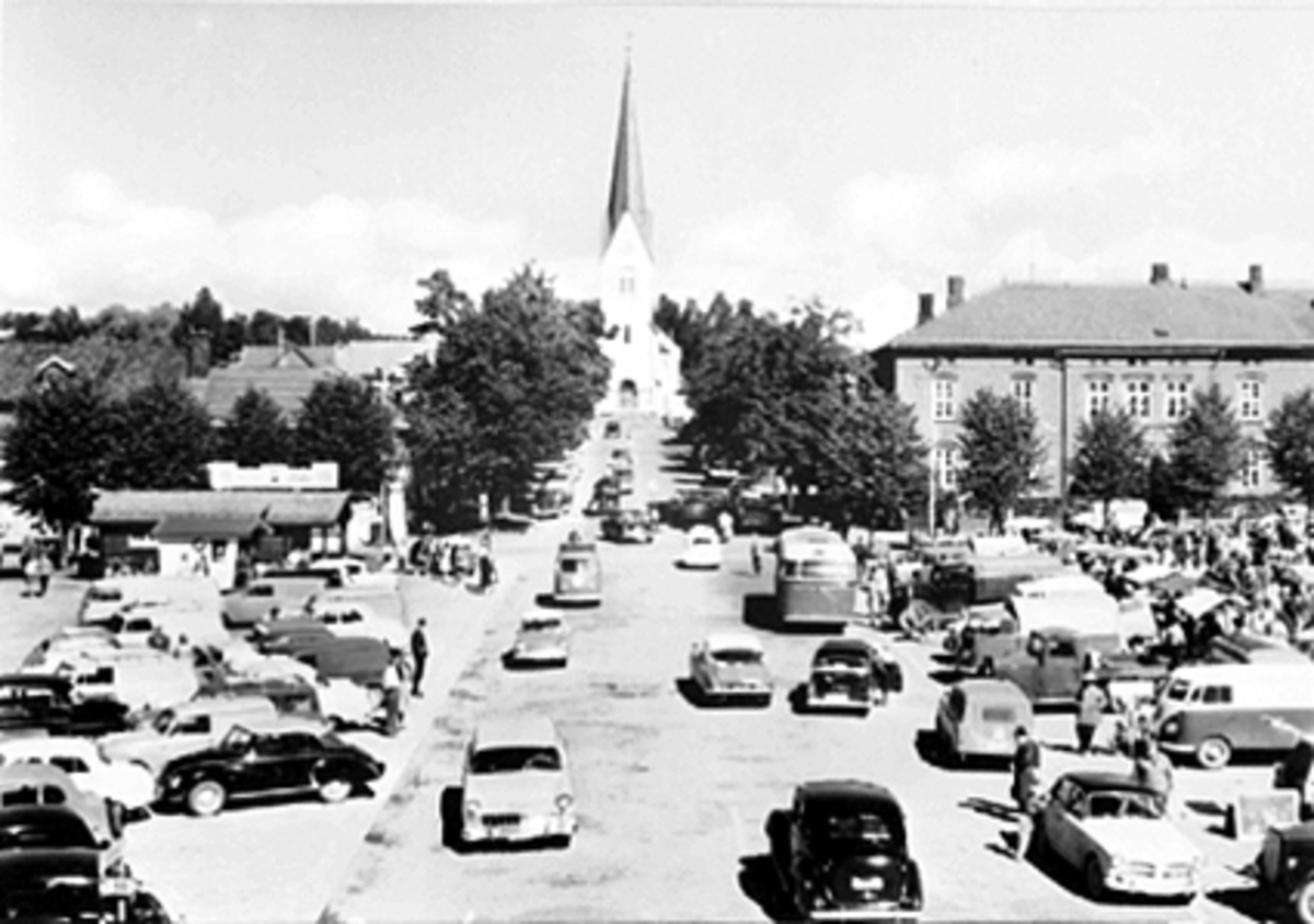 Anno Domkirkeodden, LIVLIG TORGHANDEL PÅ STORTORGET, MANGE BILER, HAMAR DOMKIRKE I BAKGRUNNEN