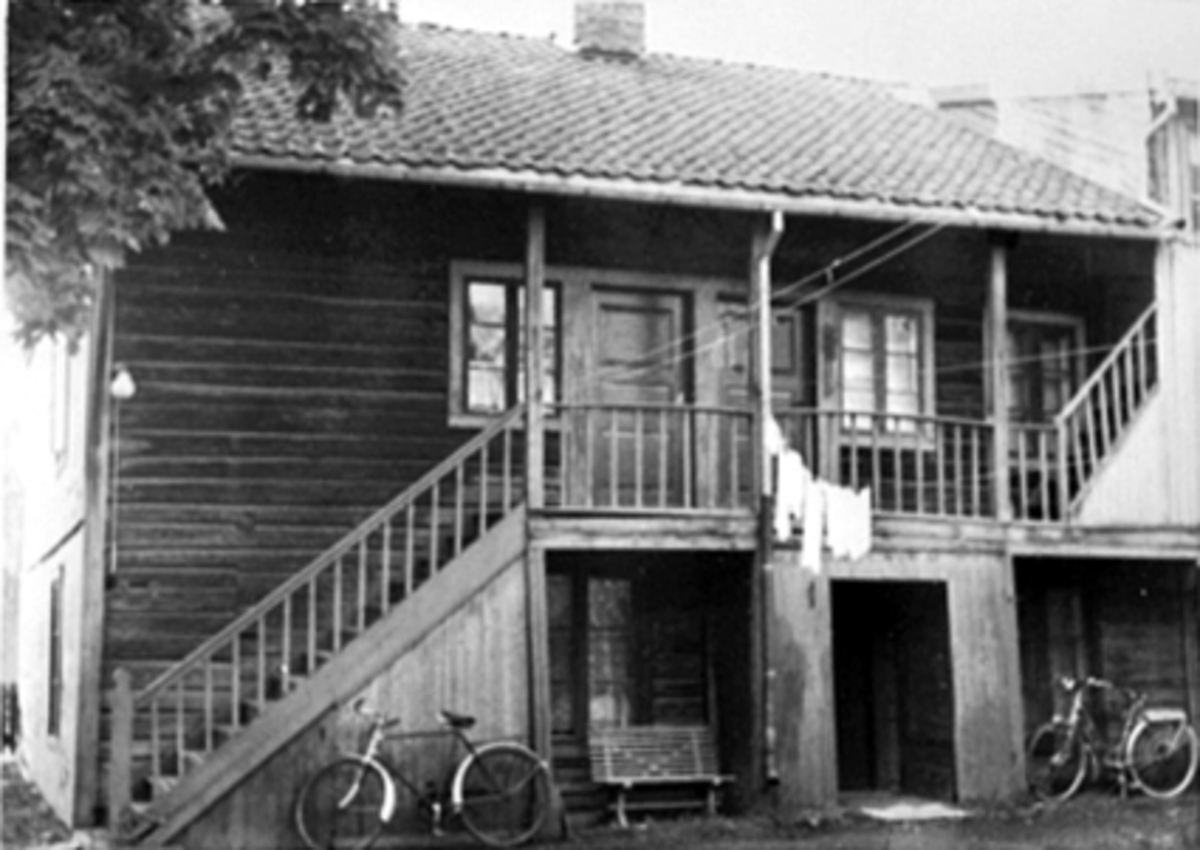 Anno Domkirkeodden, EKSTERIØR BAKGÅRD, GRØNNEGATA 83, TRAPP, SVALGANG, KLESVASK, SYKLER, BENK