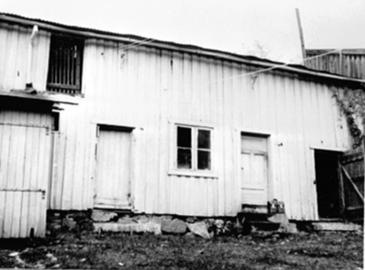 Anno Domkirkeodden, EKSTERIØR GRØNNEGATA 93, UTHUS, BAKGÅRDEN