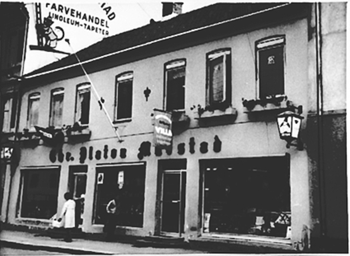 Anno Domkirkeodden, EKSTERIØR TORGGATA 73, CHR. PLATOU MURSTADS FORRETNING, FOLK