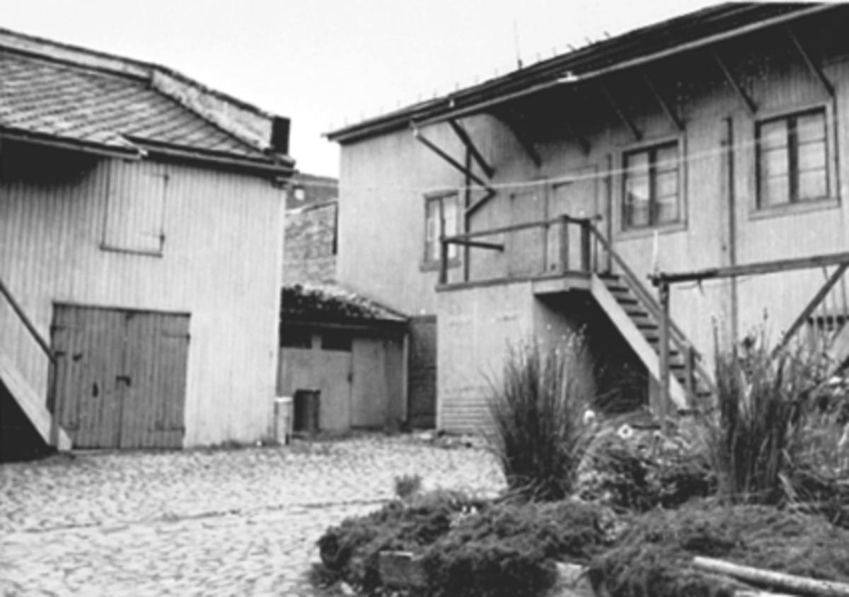 Anno Domkirkeodden, EKSTERIØR BAKGÅRD, TORGGATA 81, TRAPPER, BLOMSTERBEDD