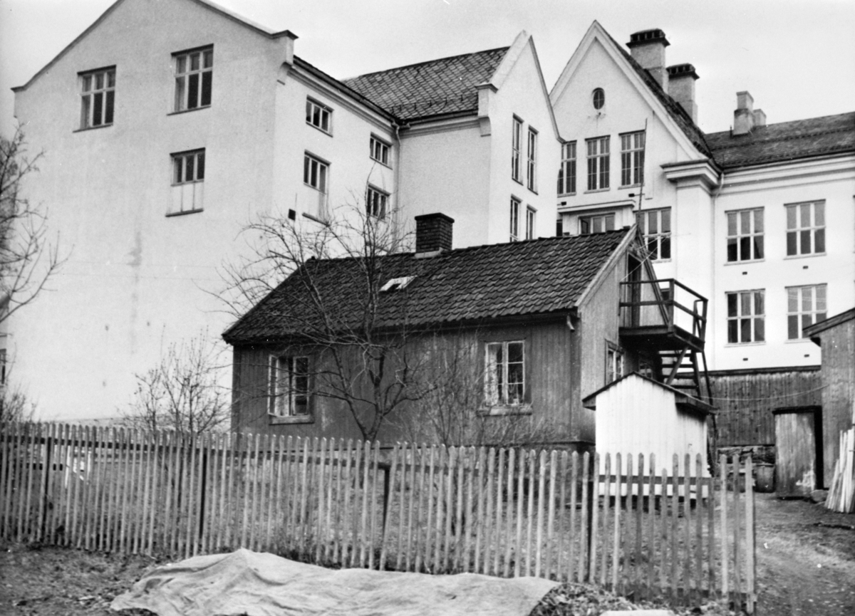 Anno Domkirkeodden, EKSTERIØR TORGGATA 124, HAMAR KATEDRALSKOLE, KATTA I BAKGRUNNEN