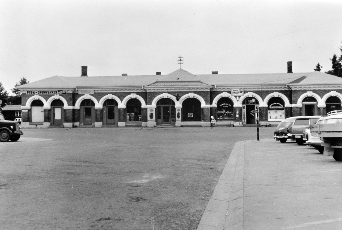 Anno Domkirkeodden, FRA STORTORGET, EKSTERIØR BASARBYGNINGEN, LILLE STRANDGATE 2, PARKERTE BILER