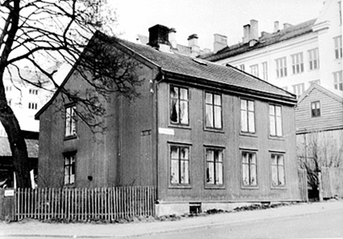 Anno Domkirkeodden, EKSTERIØR, SANGENVEGEN 11, HAMAR KATEDRALSKOLE, KATTA I BAKGRUNNEN