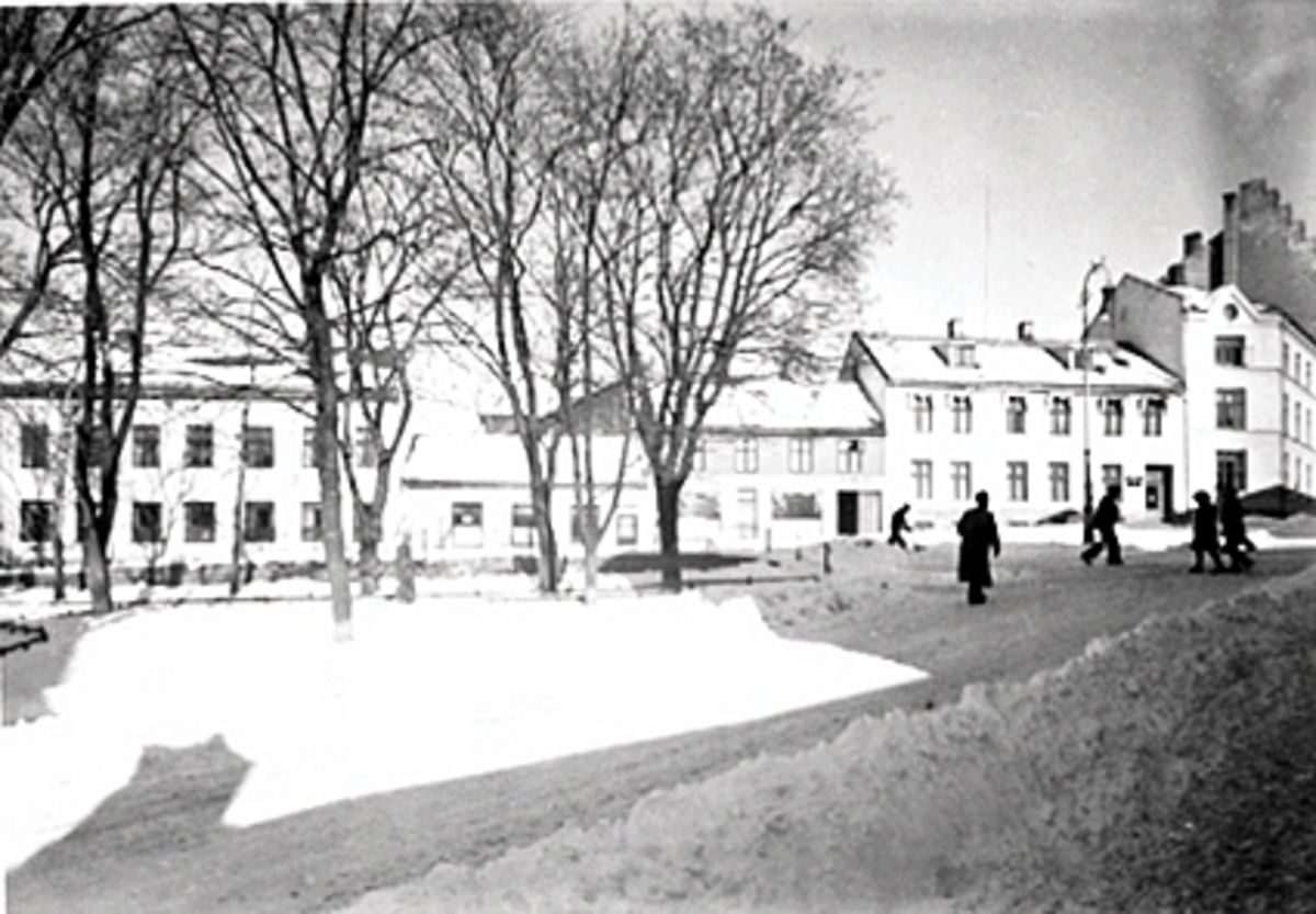 Anno Domkirkeodden, EKSTERIØR TORGGATA. 65, TORGGATA 63, TORGGATA 61 (TRIANGELGÅRDEN), I FORGRUNNEN TRIANGELEN, FOLK, VINTER