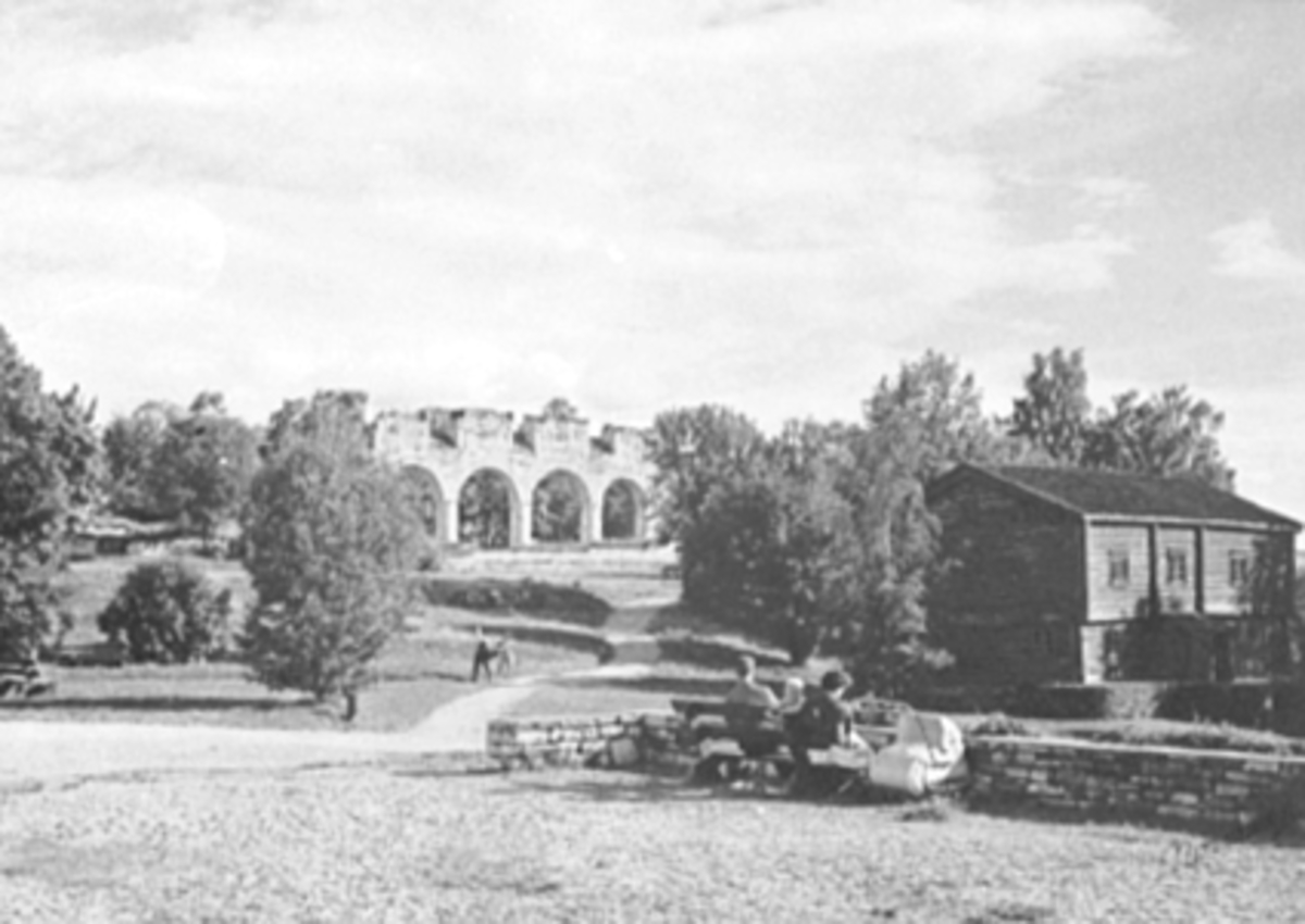 Anno Domkirkeodden, PARTI FRA DOMKIRKEODDEN, RESTAURANT-OMRÅDE MOT DOMKIRKERUINEN, FOLK, HEDMARKSMUSEET OG DOMKIRKEODDEN