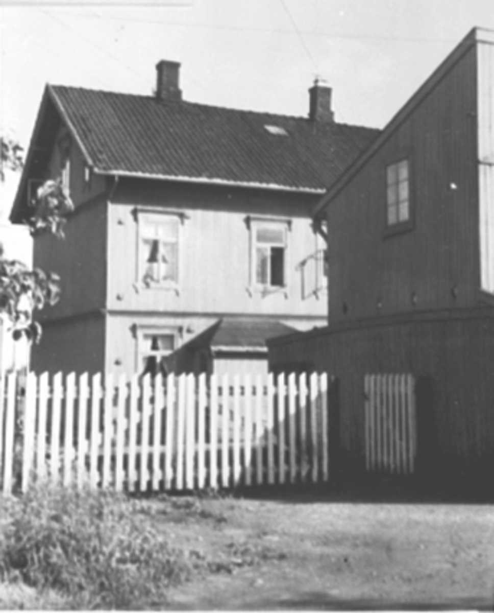 Anno Domkirkeodden, EKSTERIØR LUNDGÅRD MED INNGANGSPORTEN, NEDRE BRISKEBYVEG 1