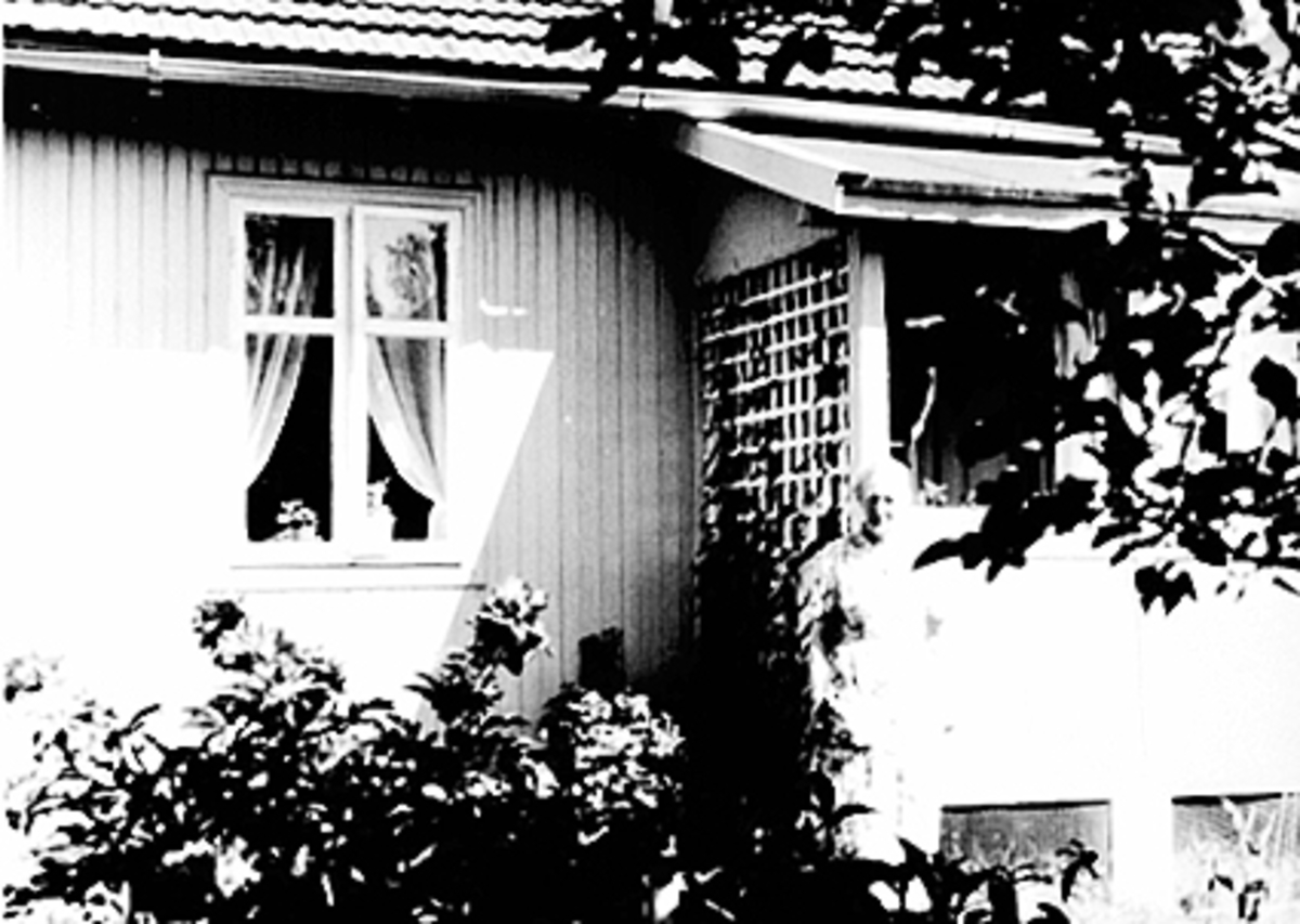 Anno Domkirkeodden, EKSTERIØR LINDLØKKEN, NEDRE BRISKEBYVEG 7, VERANDA TIL HØYRE, EN ELDRE DAME FORAN, BRISKEBYEN
