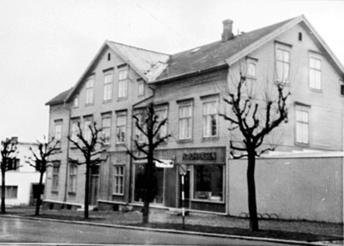 Anno Domkirkeodden, EKSTERIØR PARKGATA 32, A. JOHANSENS BUTIKK