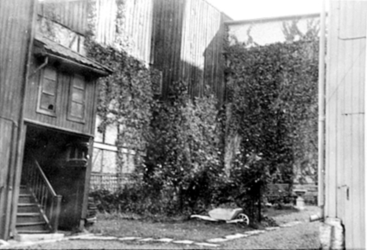 Anno Domkirkeodden, EKSTERIØR BAKGÅRDEN SETT FRA PORTROMMET, STRANDGATA 35, TRILLEBÅR