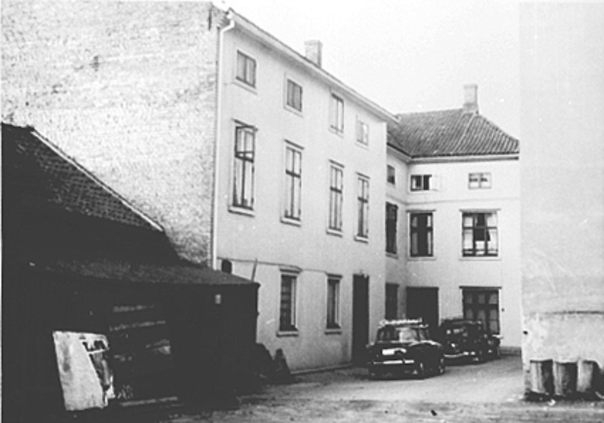 Anno Domkirkeodden, EKSTERIØR BAKGÅRD, TORGGATA 21, PARKERTE BILER OG SØPPELDUNKER