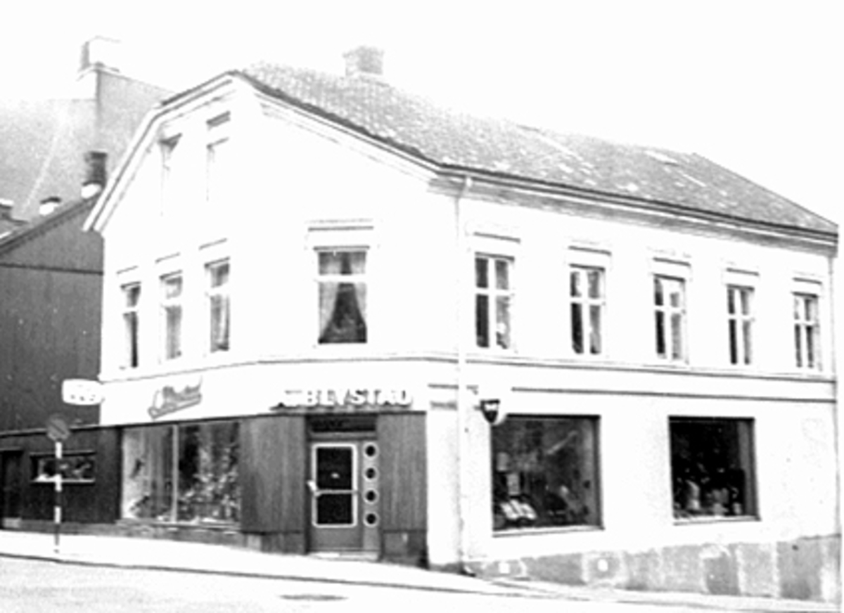 Anno Domkirkeodden, EKSTERIØR TORGGATA 56/SEMINARGATA, A. BLYSTAD SKOFORRETNING