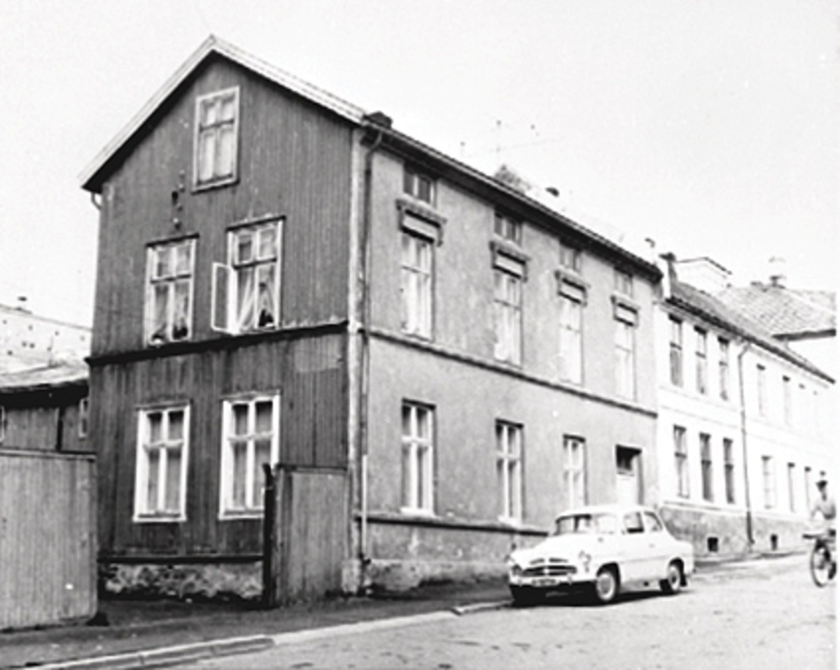 Anno Domkirkeodden, EKSTERIØR ØSTREGATE 3, MANN, SYKKEL, BIL SKODA OCTAVIA 1954-63 MODELL