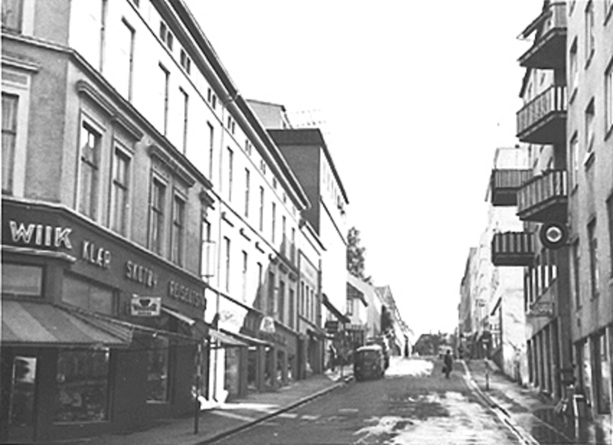 Anno Domkirkeodden, OVERSIKT SVERRESGATE/STRANDGATA, OSCAR WIIKS BUTIKK TIL HØYRE, BAK TIL HØYRE PÅ TAKET LÅ TERRASEN TIL SAMVIRKELAGET HVOR DET VAR UTESERVERING