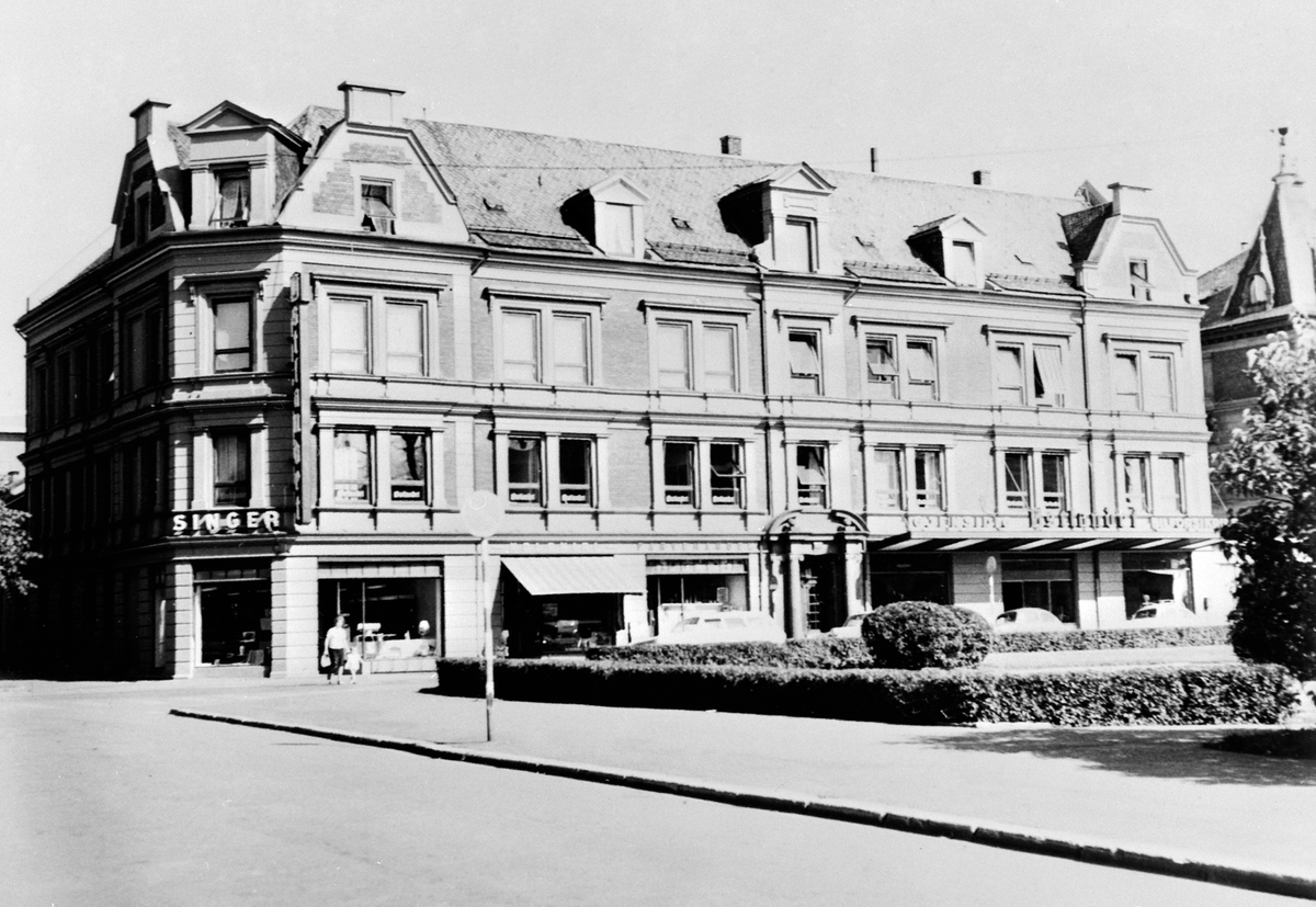 Anno Domkirkeodden, EKSTERIØR TORGGATA3, SINGER SYMASKIN A/S, ROLF H. SVEENS KOLONIAL, HEDMARK FARVEHANDEL, ØSTLANDET FORSIKRING STIFTET 22 APRIL 1926Fra v. Singer & co. Symaskin A/S (opprettet 1905) H. Sveens kolonial, Hedmark Farvehandel og Østlandet forsikring (stiftet 22-4 1924). Firmaet flyttet fra Stange 1-11-19…