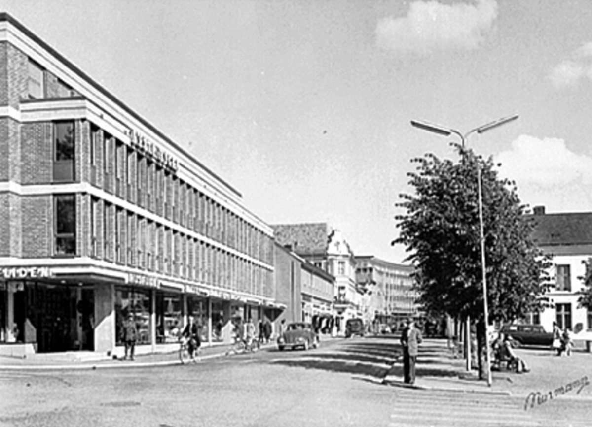 Anno Domkirkeodden, OVERSIKT FRA STORTORGET MED VESTA-HYGEA-BYGGET OG TORGGATA 83