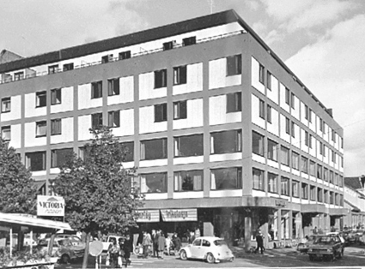 Anno Domkirkeodden, EKSTERIØR VICTORIABYGGET, STRANDGATA 21, FRA KRYSSET ENGGATA/STRANDGATA, FOLKELIV