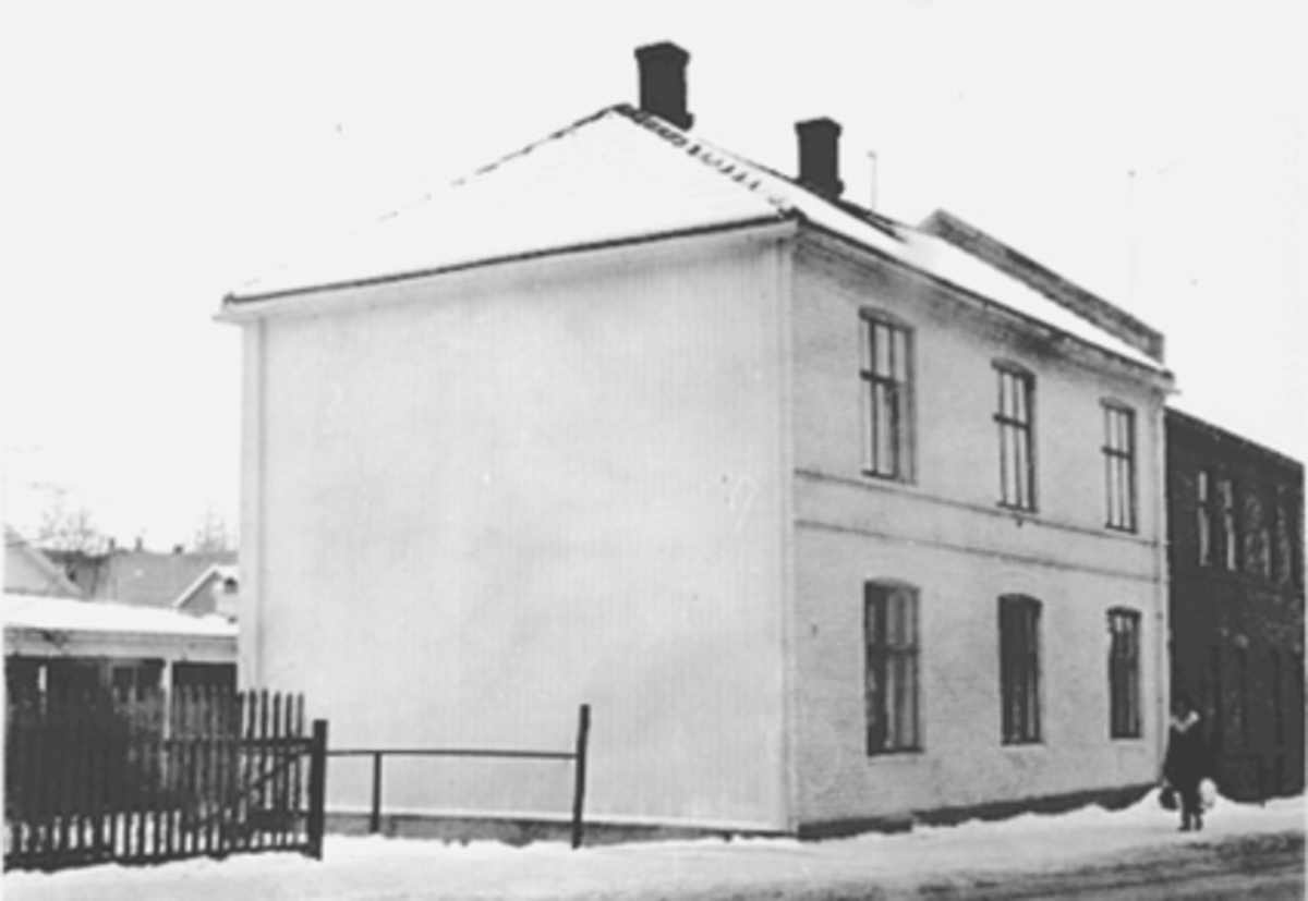 Anno Domkirkeodden, EKSTERIØR SKOLEGATA 33