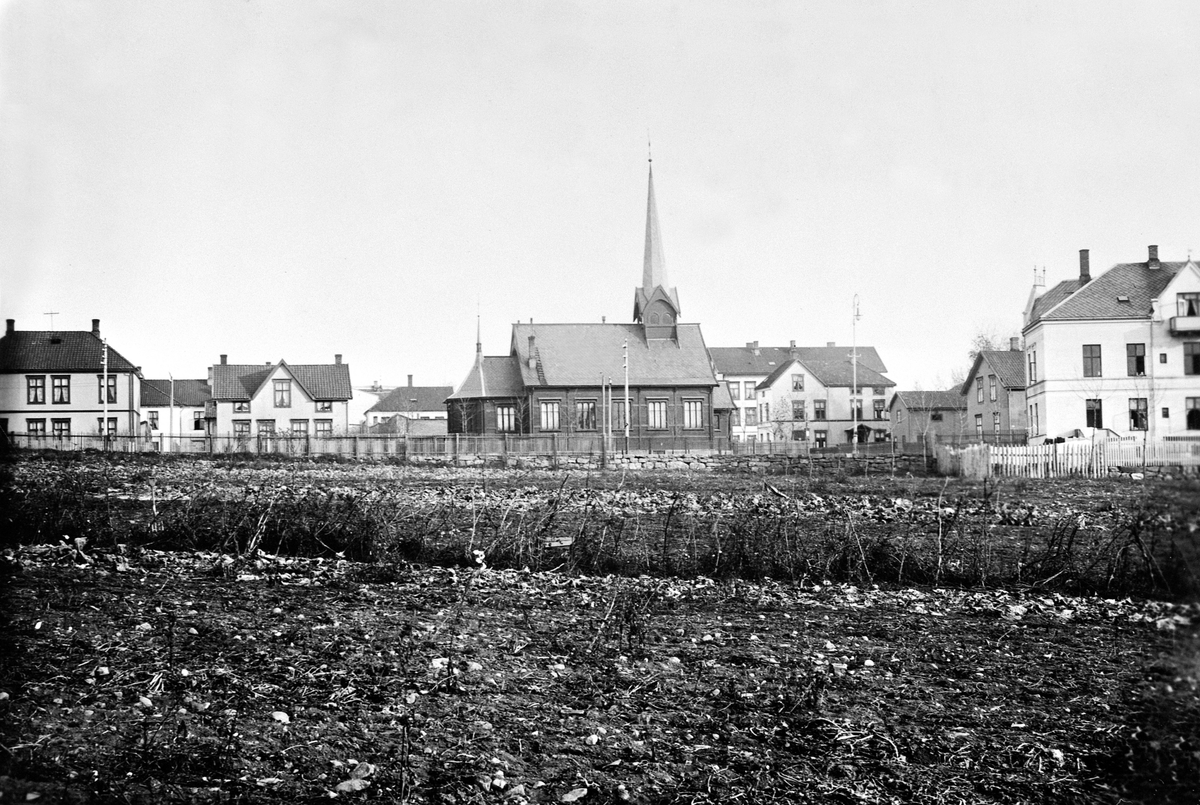 Anno Domkirkeodden, Oversikt området rundt Frikirken med Skolegata. I 1924 ble Hamar kommunale gamlehjem satt opp på tomta i forgrunnen.