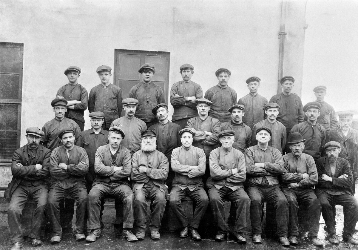 Anno Domkirkeodden, Vølund Ltd, Stangevegen 34, Hamar. Gruppe arbeidere. Metalvarefabrikk, melkespann, kobberkjeler, baljer, bøtter. Se "Hamars Næringliv 1949" Navn se eget bilde. 1. Edvard Henriksen, 2. Johan Anderson, 3. Martin Olsen, 4. Ramseth, 5. Arthur Ødbehr (bestyrer), 6. Eriksen, 7. Flagstad, 8. Nils Svenseba…